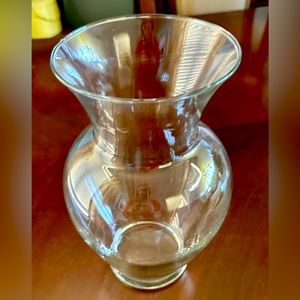 Clear glass‎ vase.